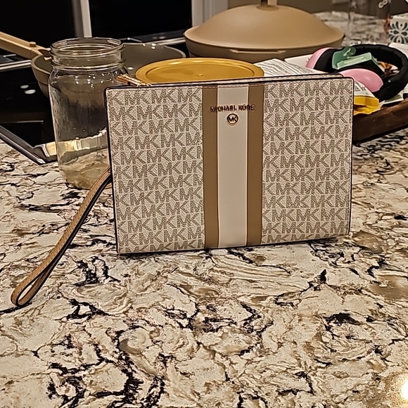 Large Michael Kors wristlet - Picture 1 of 4
